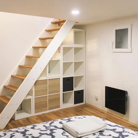 Bright - Near Garden Apartmán